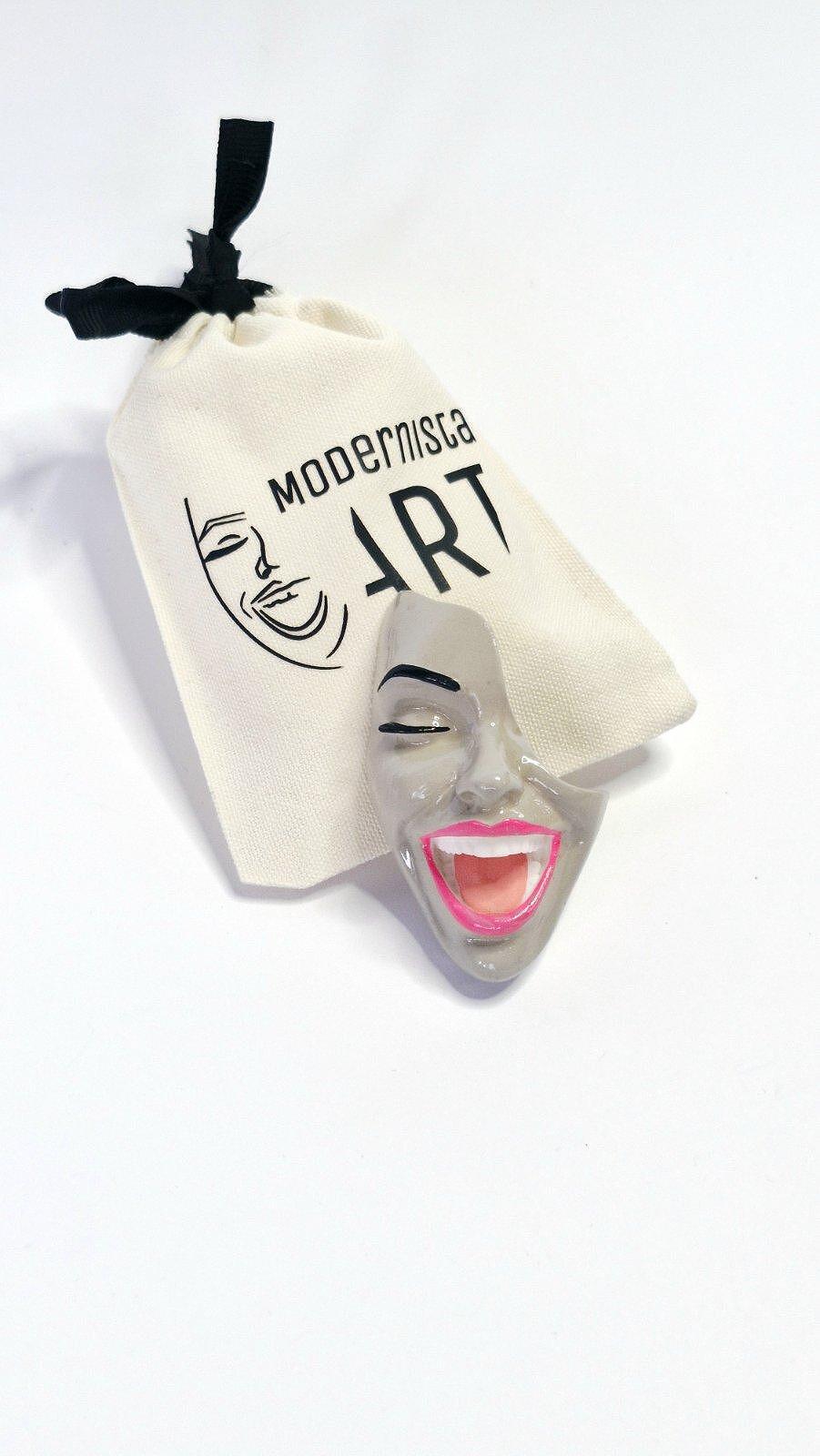 Brooch — Smile Classy Beige by Modernista Art