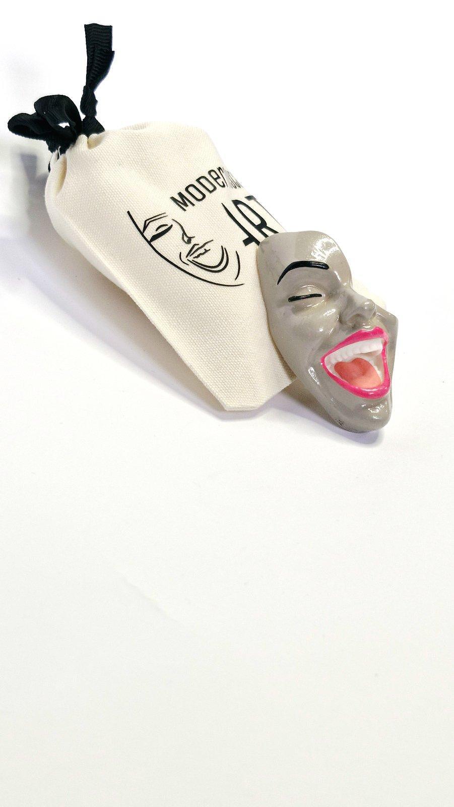 Brooch — Smile Classy Beige by Modernista Art